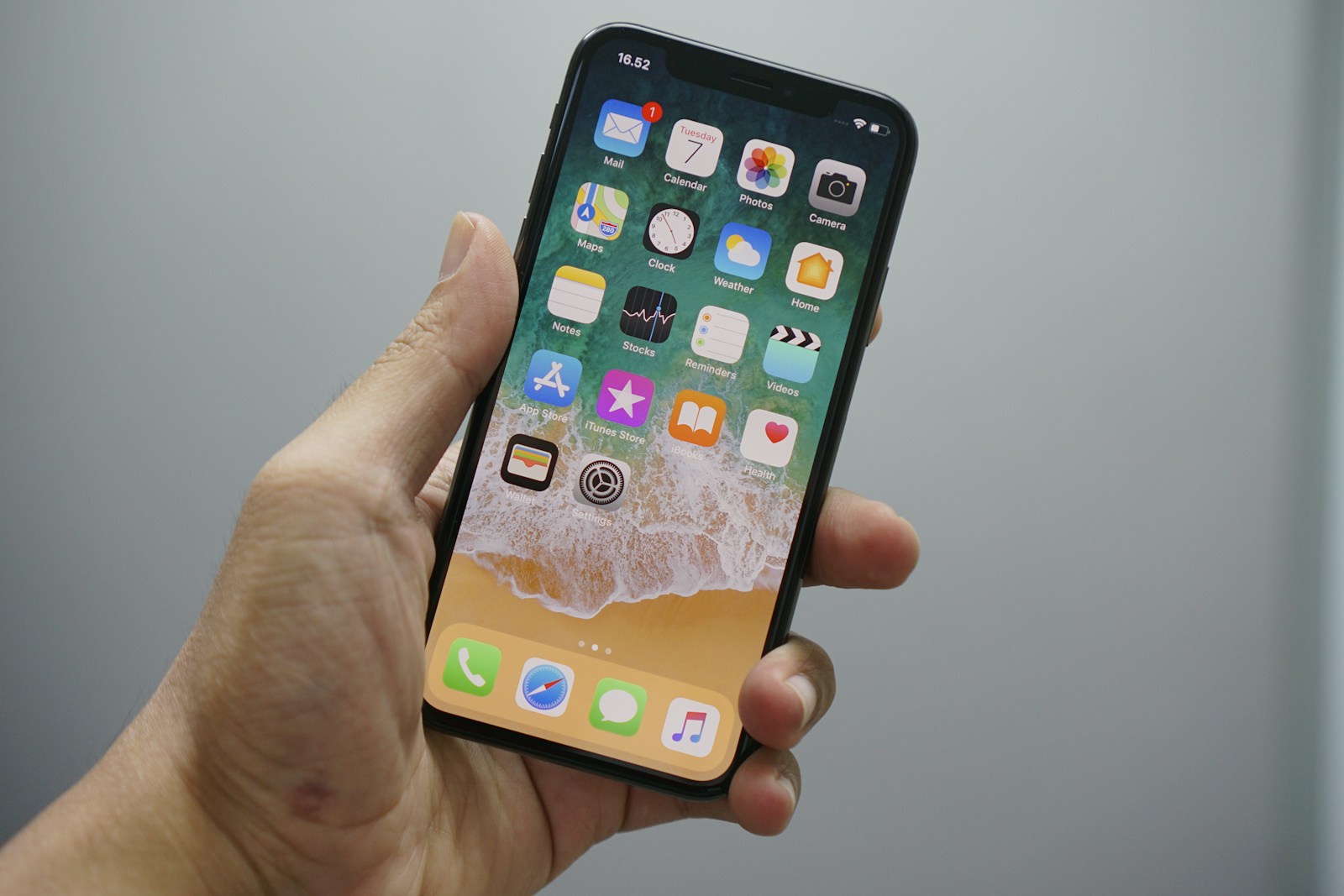 http://person%20holding%20space%20gray%20iPhone%207