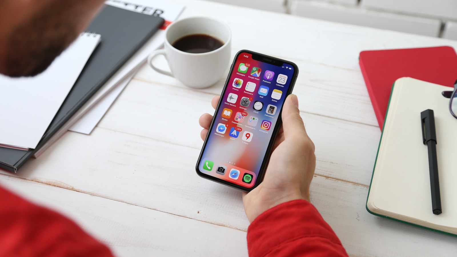 http://person%20holding%20space%20gray%20iPhone%20X