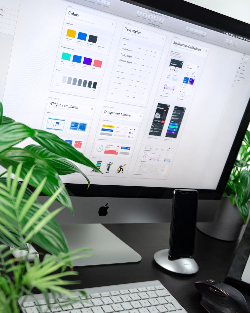 http://silver%20iMac%20displaying%20color%20gradient